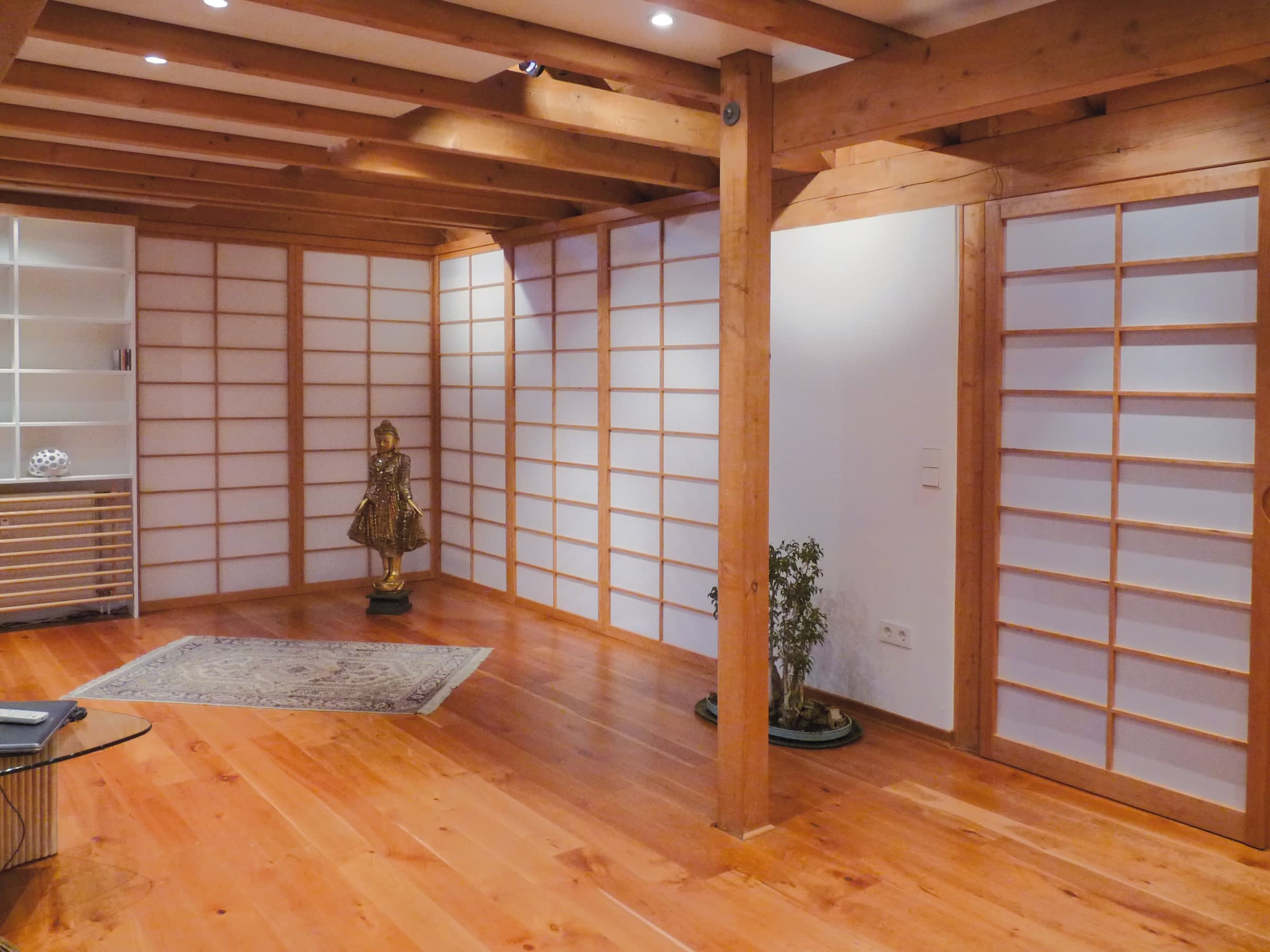 Japanisch eingerichteter Raum mit Shoji-Wänden