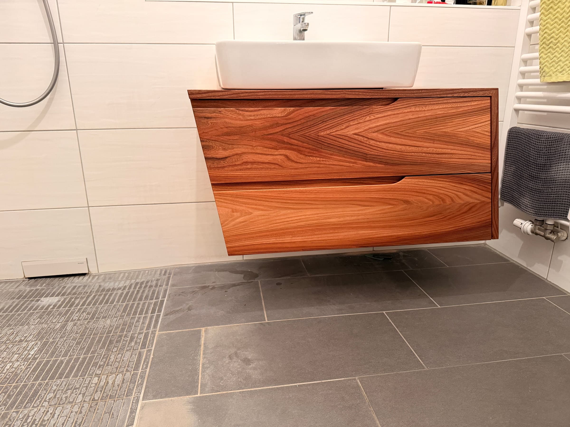Badunterschrank aus Ulme — Projekt Mannheim — Detail 2
