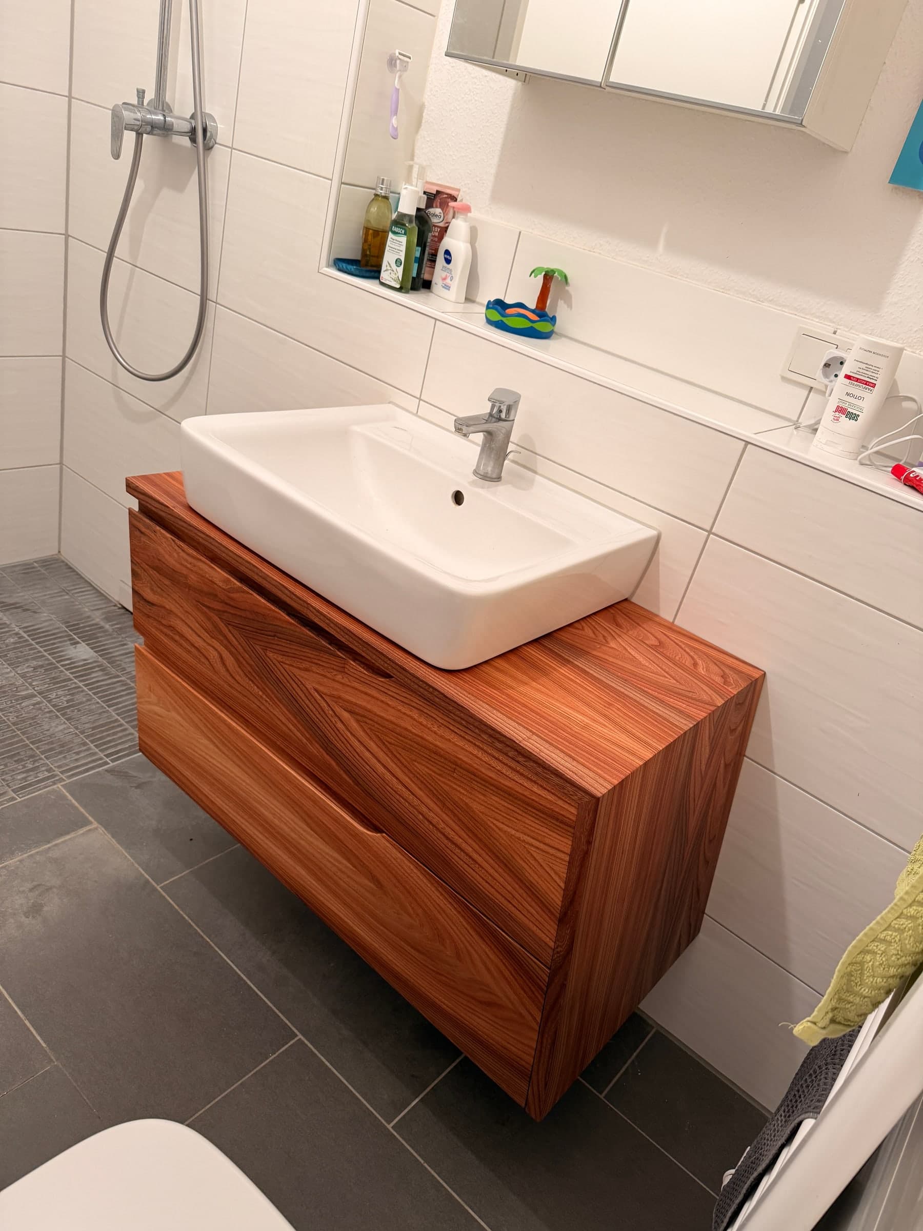 Badunterschrank aus Ulme — Projekt Mannheim — Detail 5