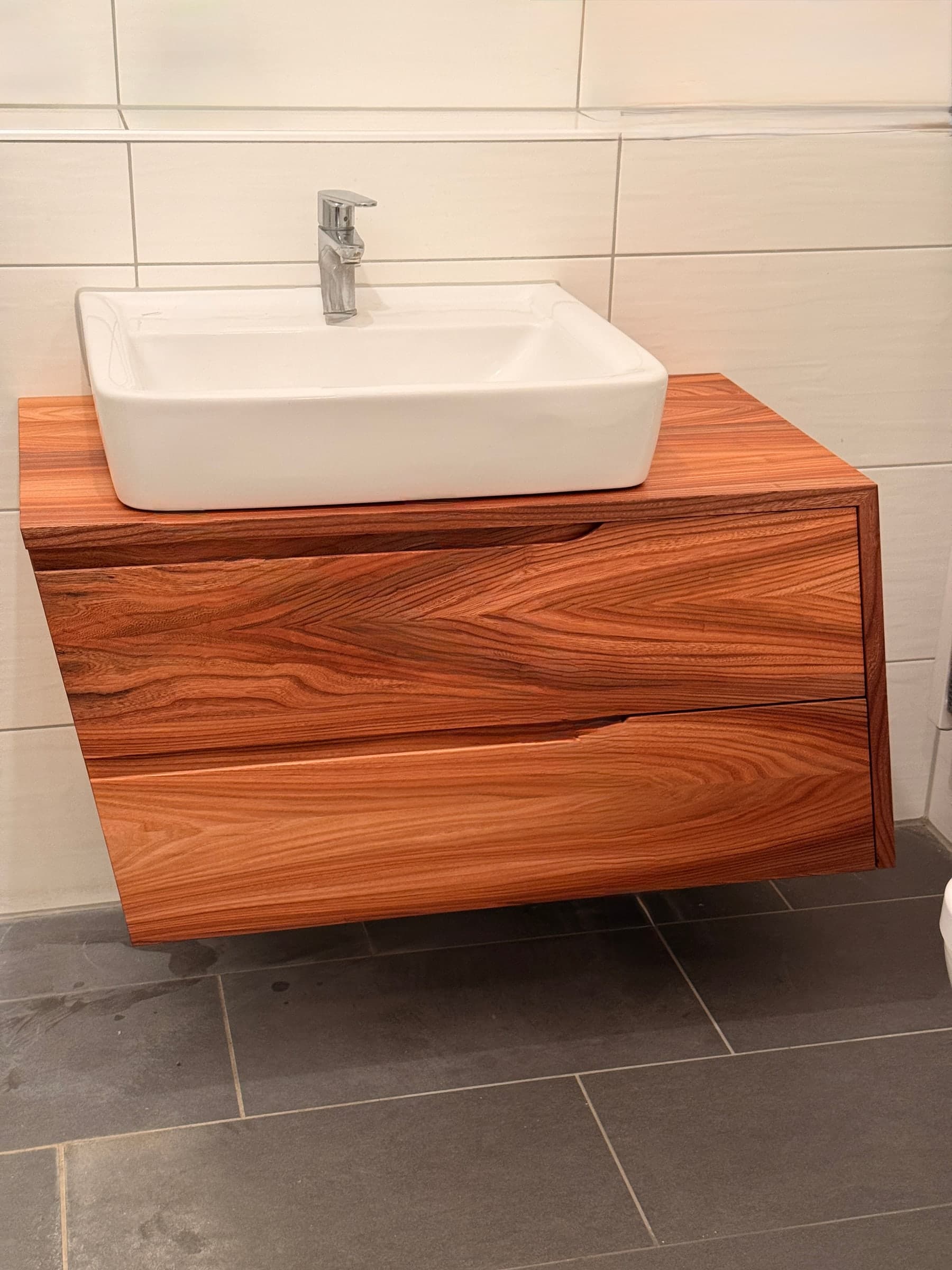 Badunterschrank aus Ulme — Projekt Mannheim — Detail 7