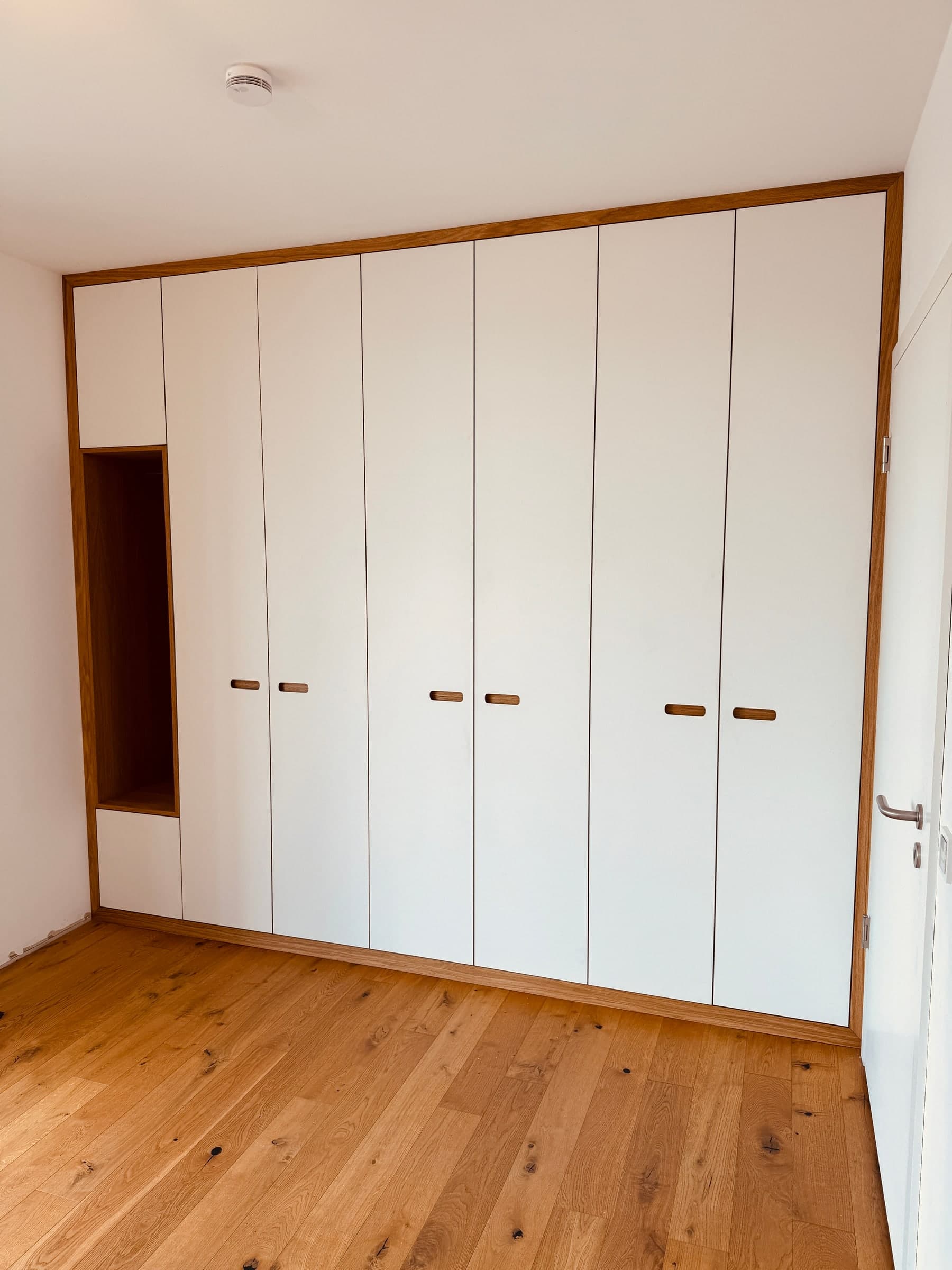Einbauschrank in Weiß und Eiche — Projekt Mannheim — Detail 7