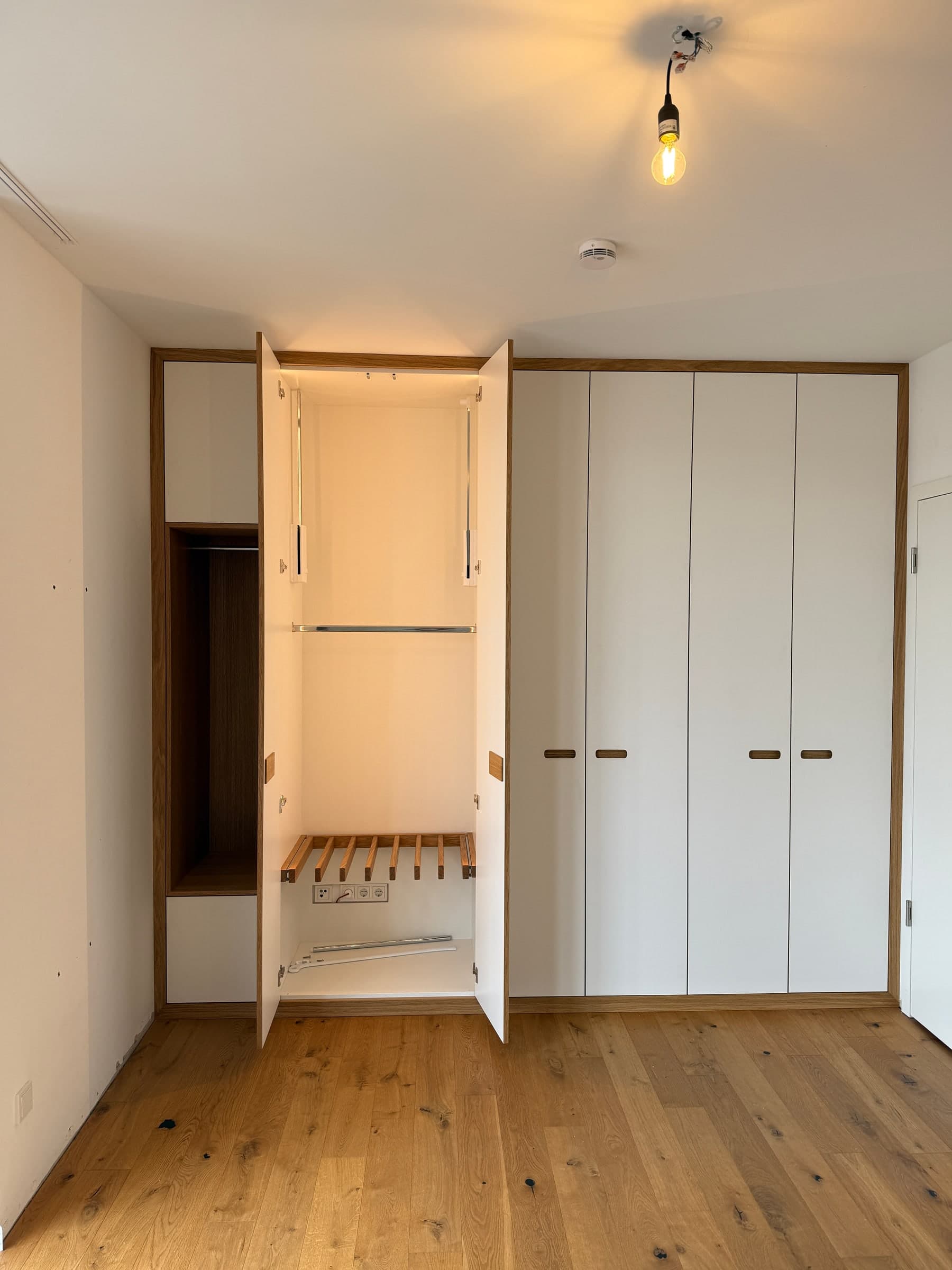Einbauschrank in Weiß und Eiche — Projekt Mannheim — Detail 9