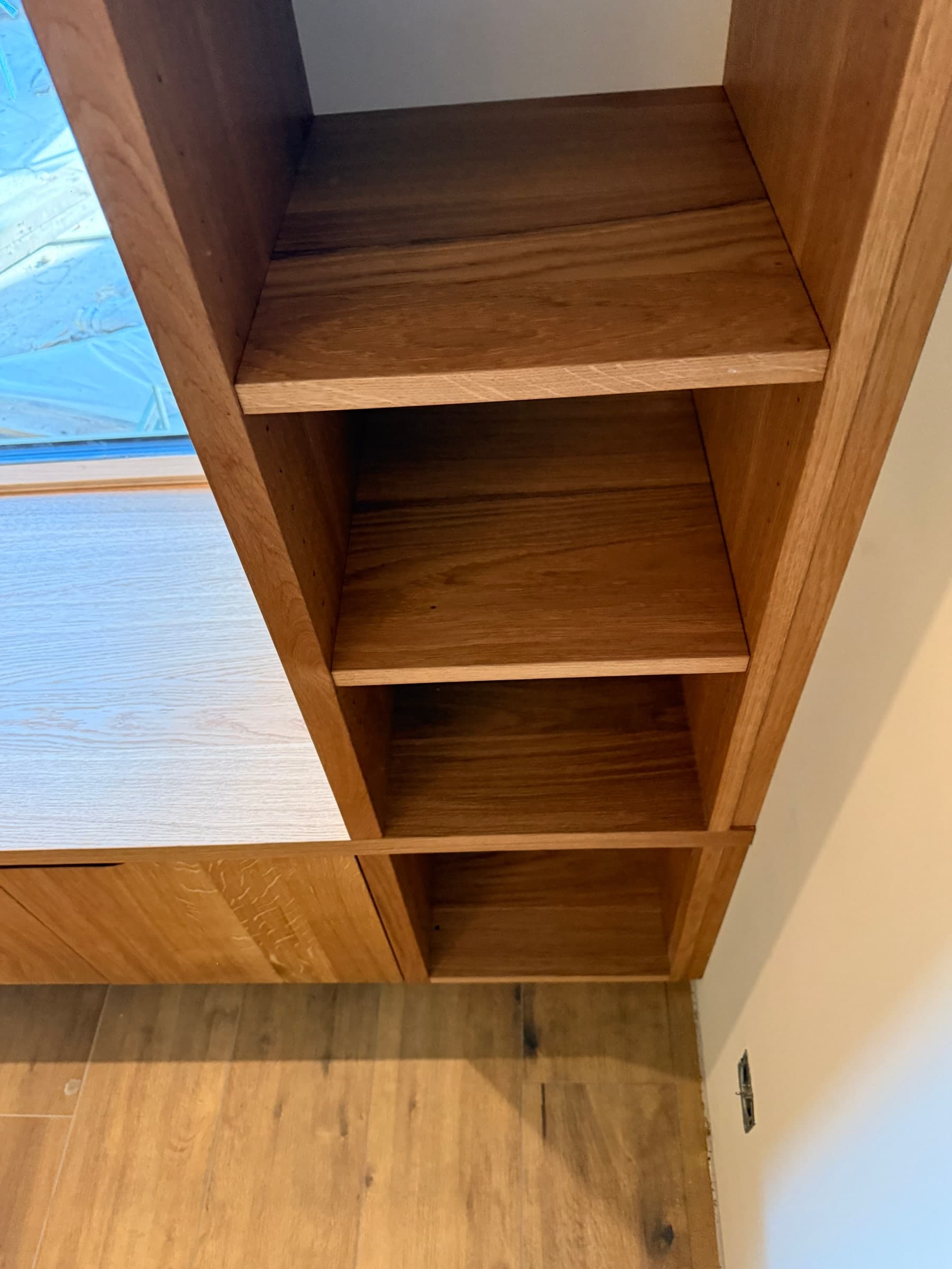 Fensterschrank mit Sitzbank aus Eiche — Projekt Edingen — Detail 7