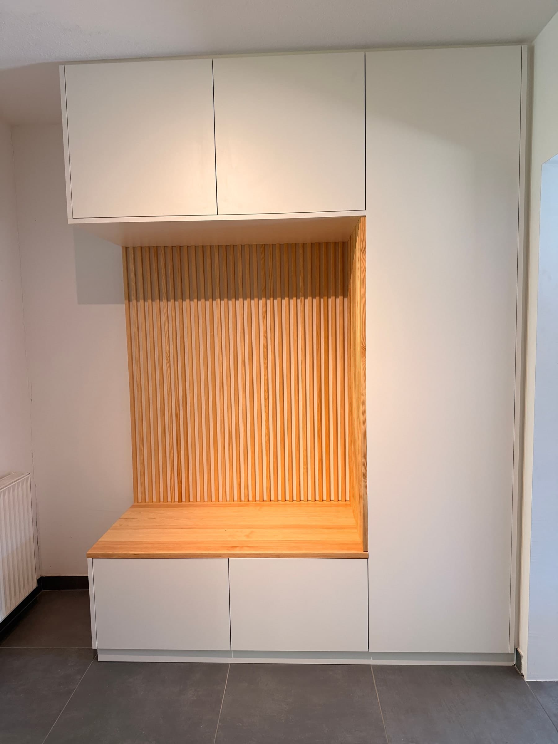 Garderobe mit Sitzbank aus Kiefer — Projekt Gauangelloch — Detail 2