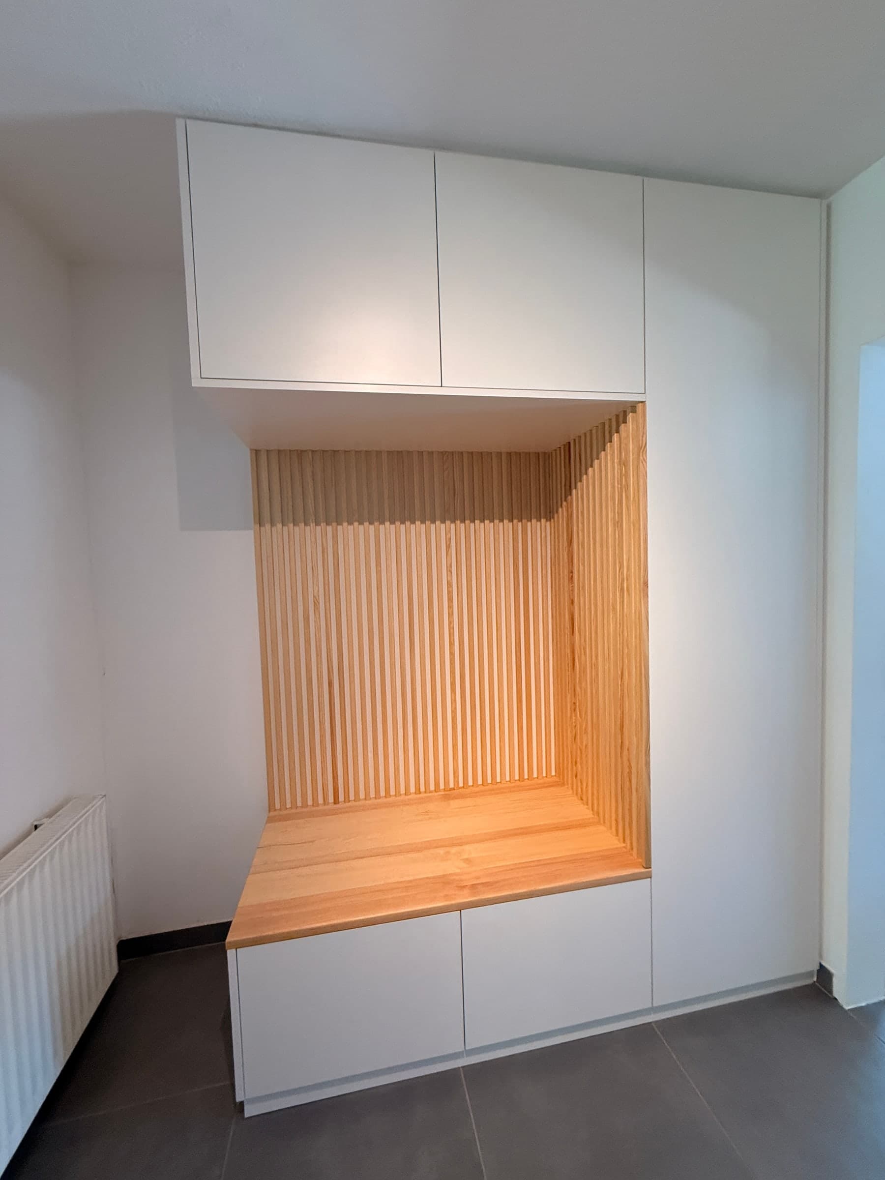 Garderobe mit Sitzbank aus Kiefer — Projekt Gauangelloch — Detail 3