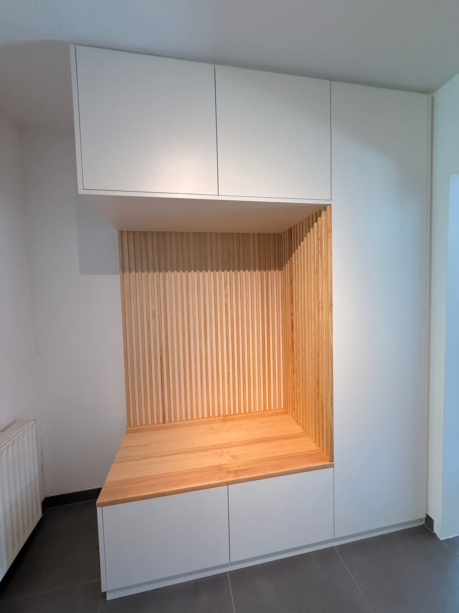 Garderobe mit Sitzbank aus Kiefer — Projekt Gauangelloch — Detail 4