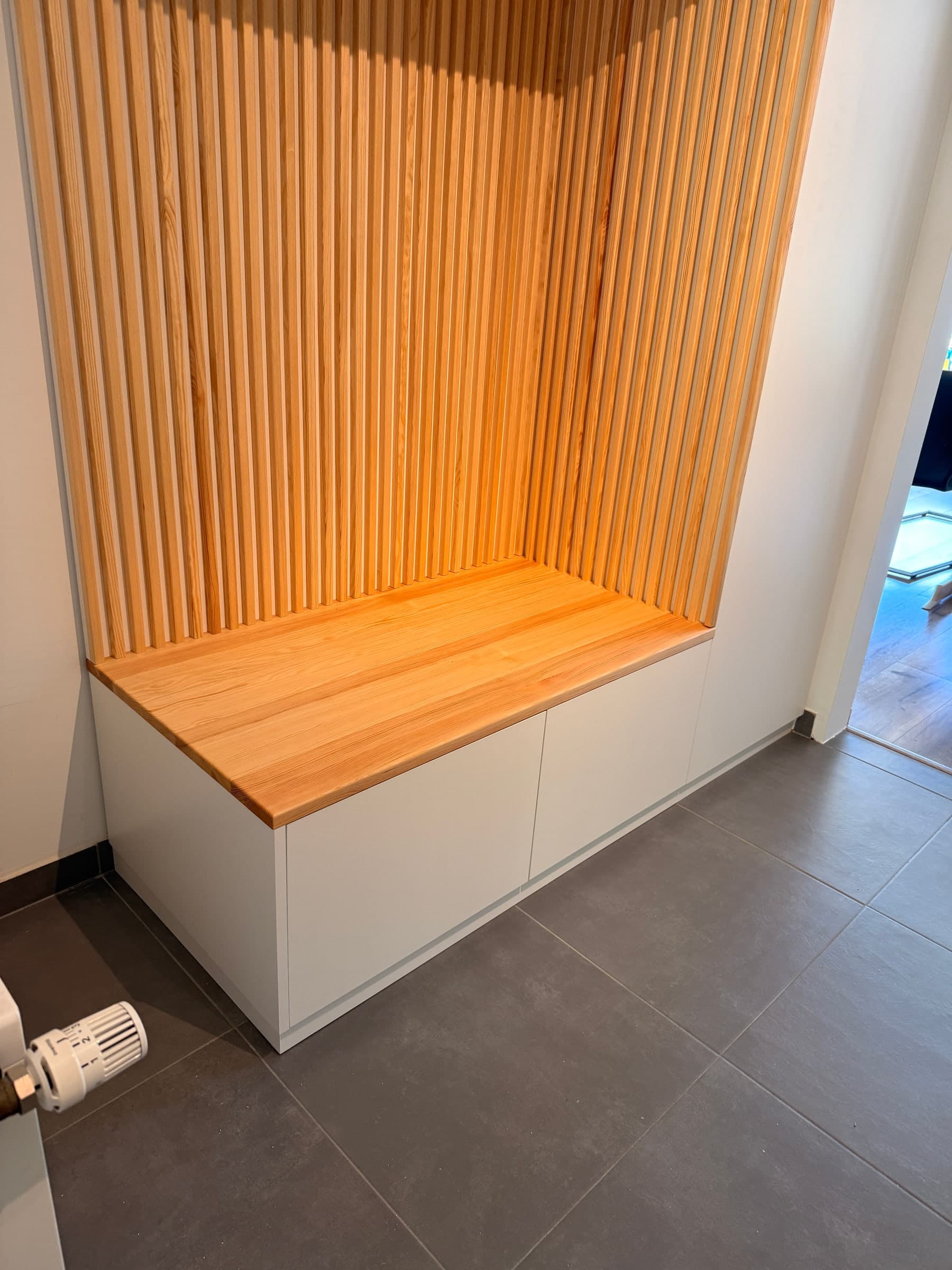 Garderobe mit Sitzbank aus Kiefer — Projekt Gauangelloch — Detail 5