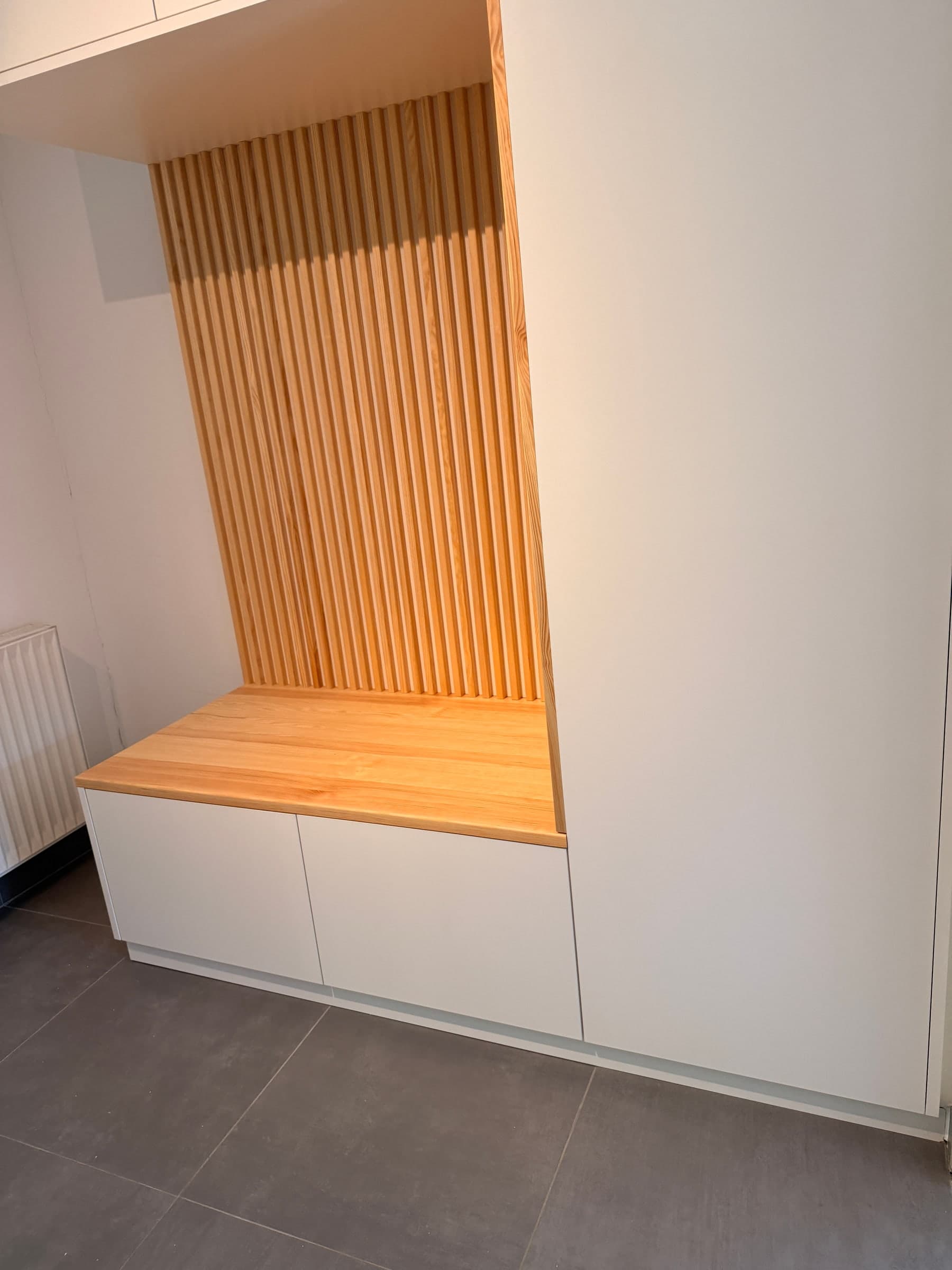 Garderobe mit Sitzbank aus Kiefer — Projekt Gauangelloch — Detail 7