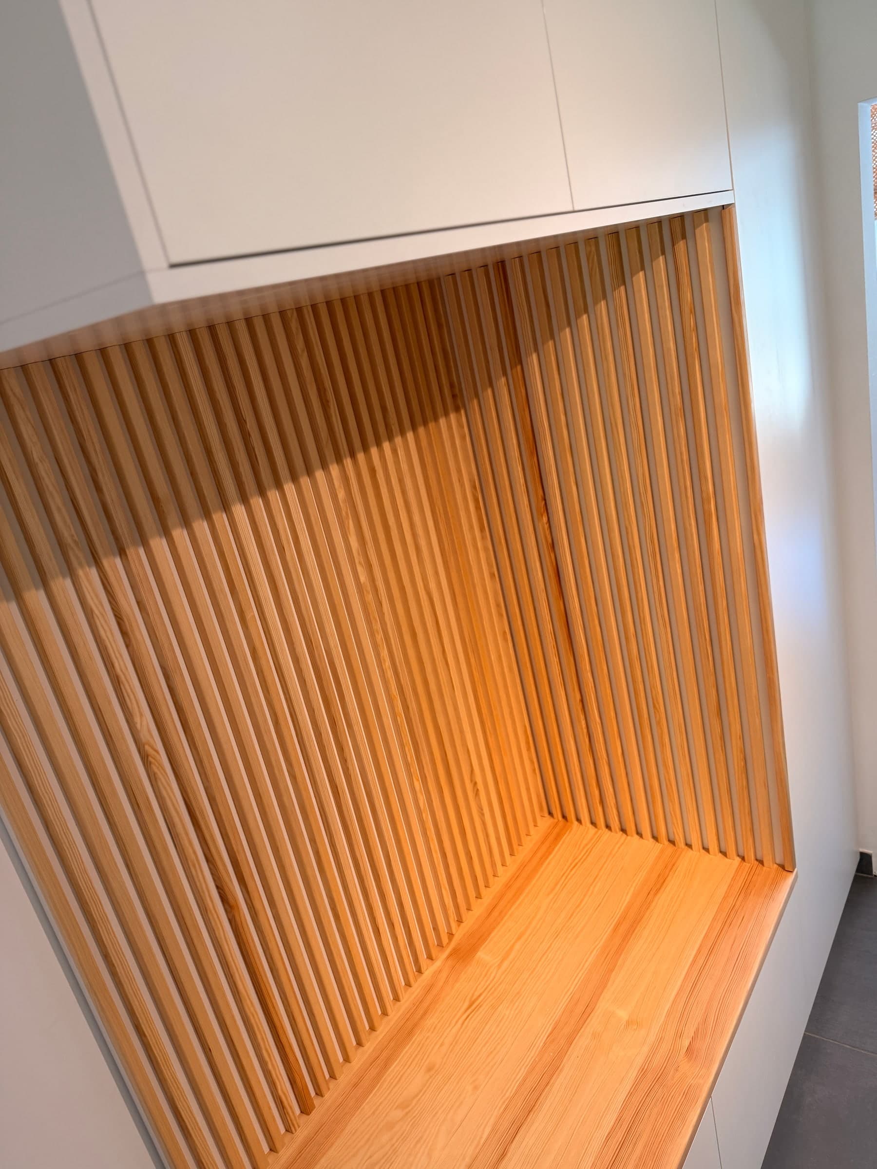 Garderobe mit Sitzbank aus Kiefer — Projekt Gauangelloch — Detail 8