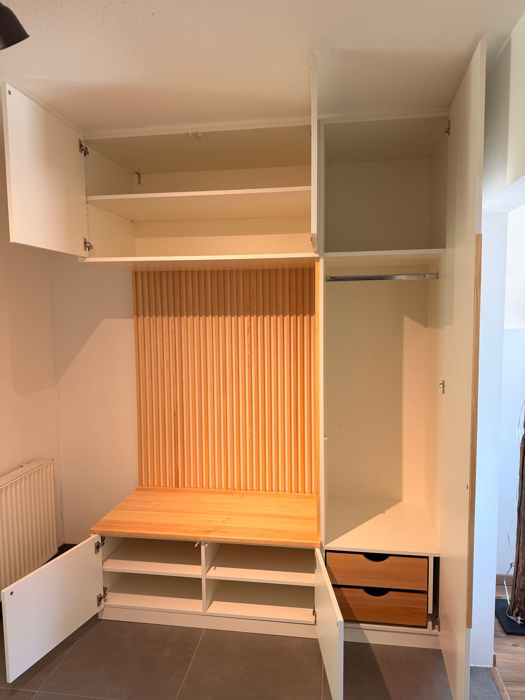 Garderobe mit Sitzbank aus Kiefer — Projekt Gauangelloch — Detail 9