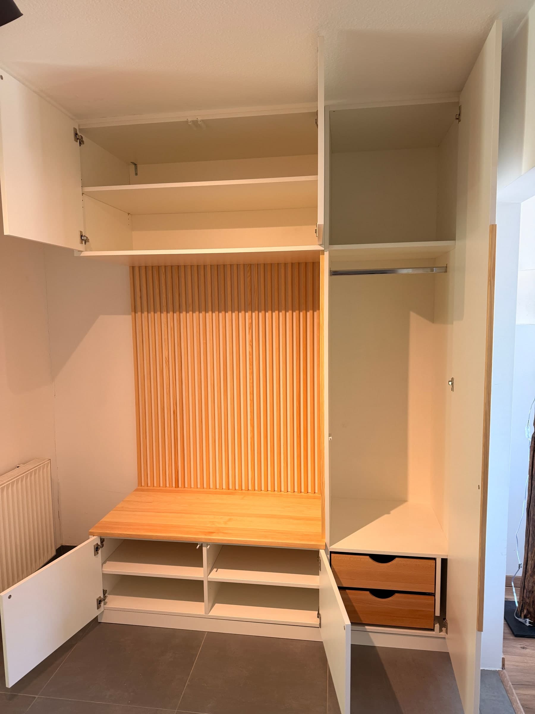 Garderobe mit Sitzbank aus Kiefer — Projekt Gauangelloch — Detail 10