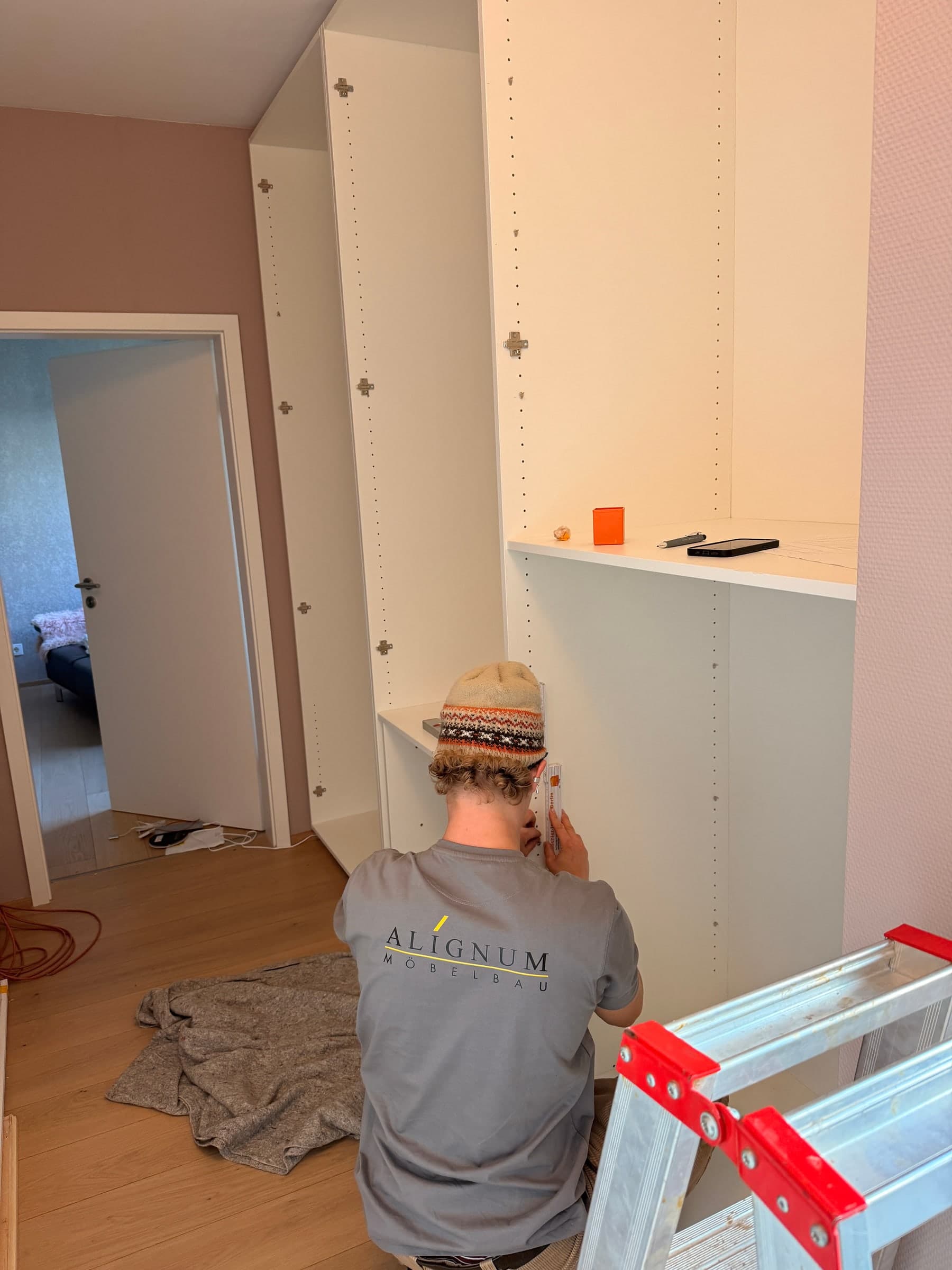 Garderobenschrank in Weiß lackiert — Projekt Edingen — Detail 3