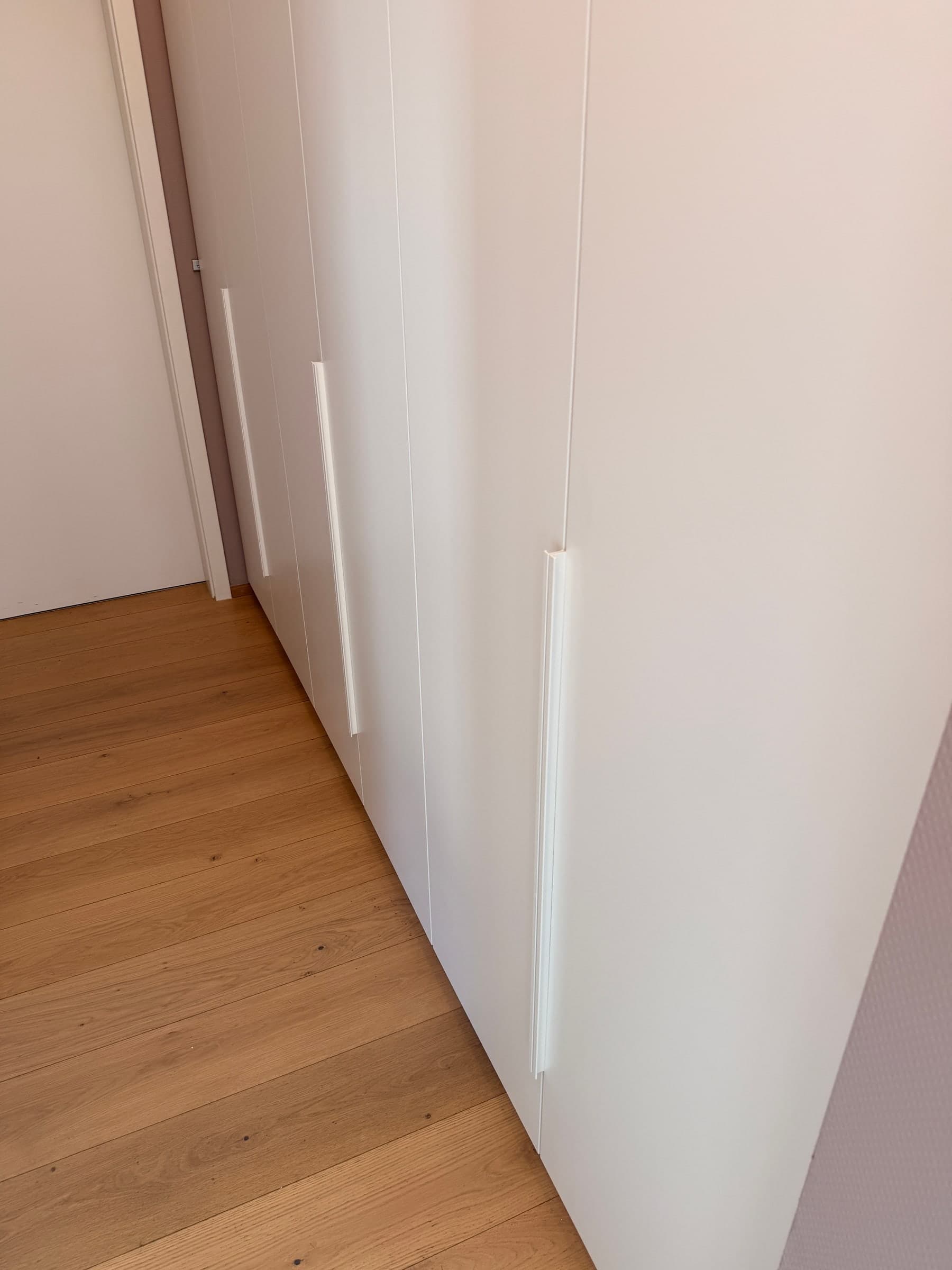 Garderobenschrank in Weiß lackiert — Projekt Edingen — Detail 9