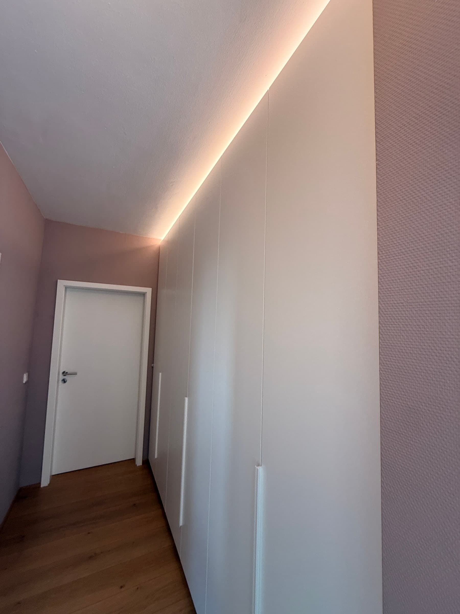 Garderobenschrank in Weiß lackiert — Projekt Edingen — Detail 2