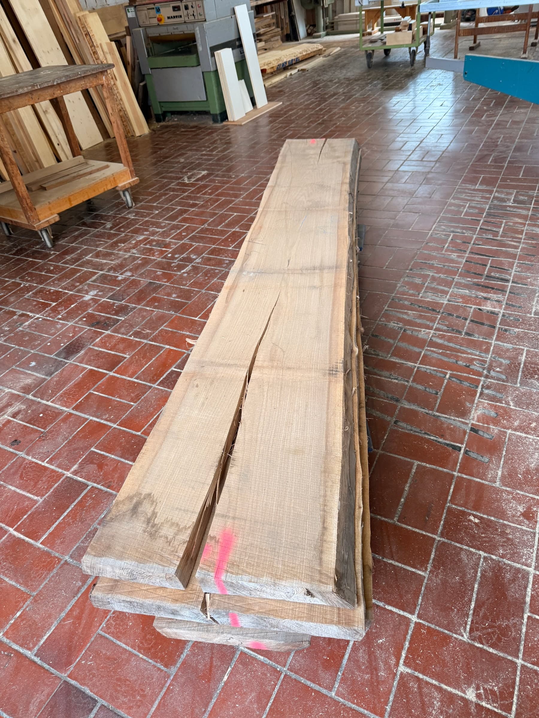 Esstisch mit Bank aus Ulme — Projekt Edingen-Neckarhausen — Detail 2