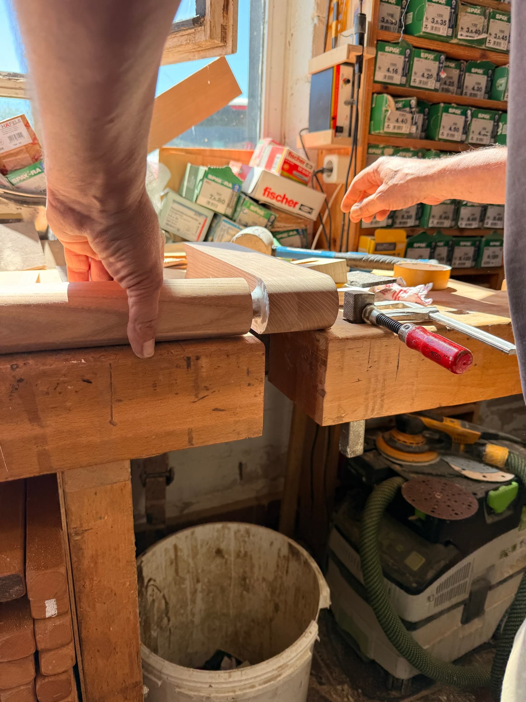 Esstisch mit Bank aus Ulme — Projekt Edingen-Neckarhausen — Detail 9