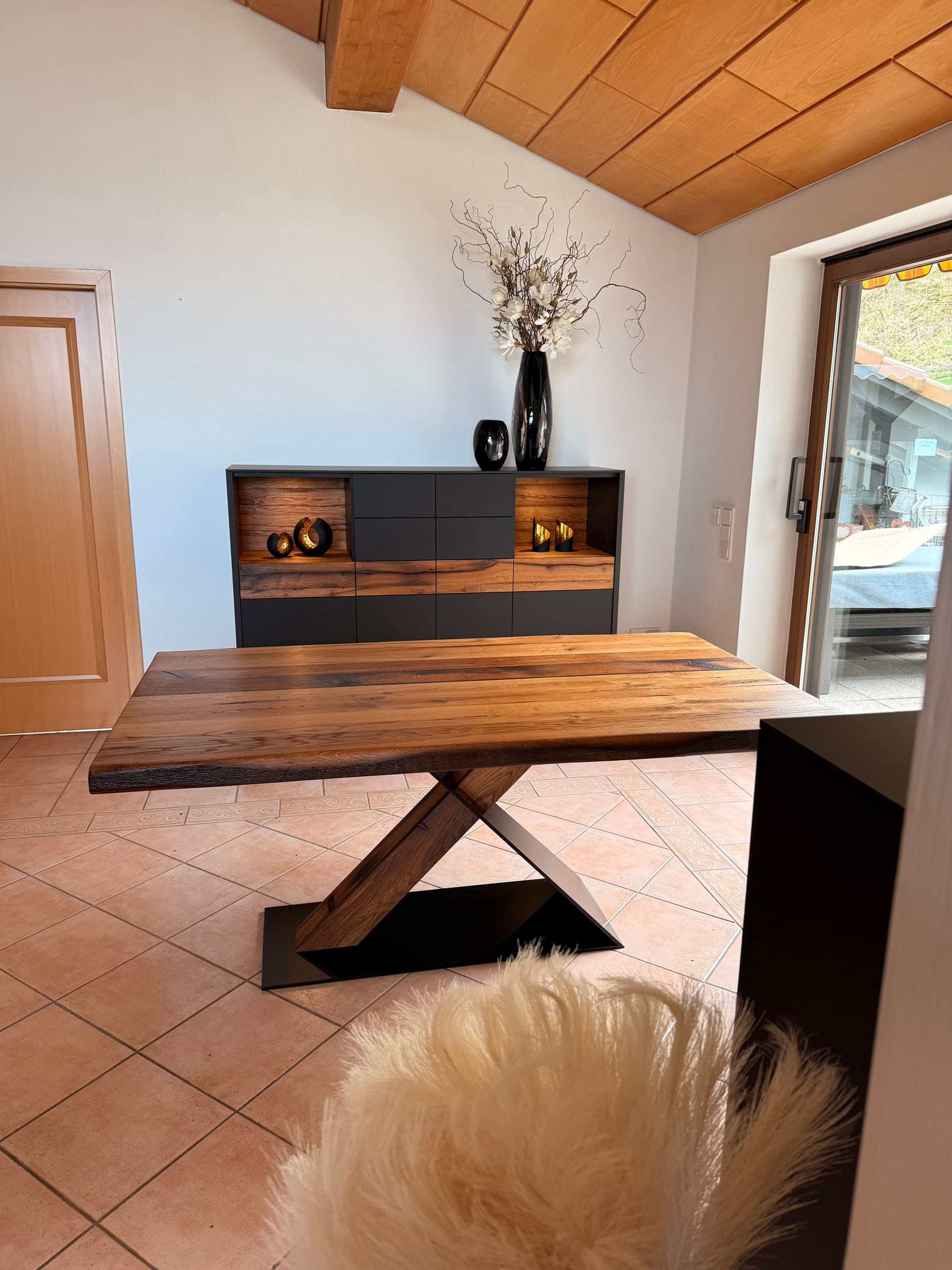Esstisch und Kommoden aus Wildeiche — Projekt Hochhausen — Detail 17