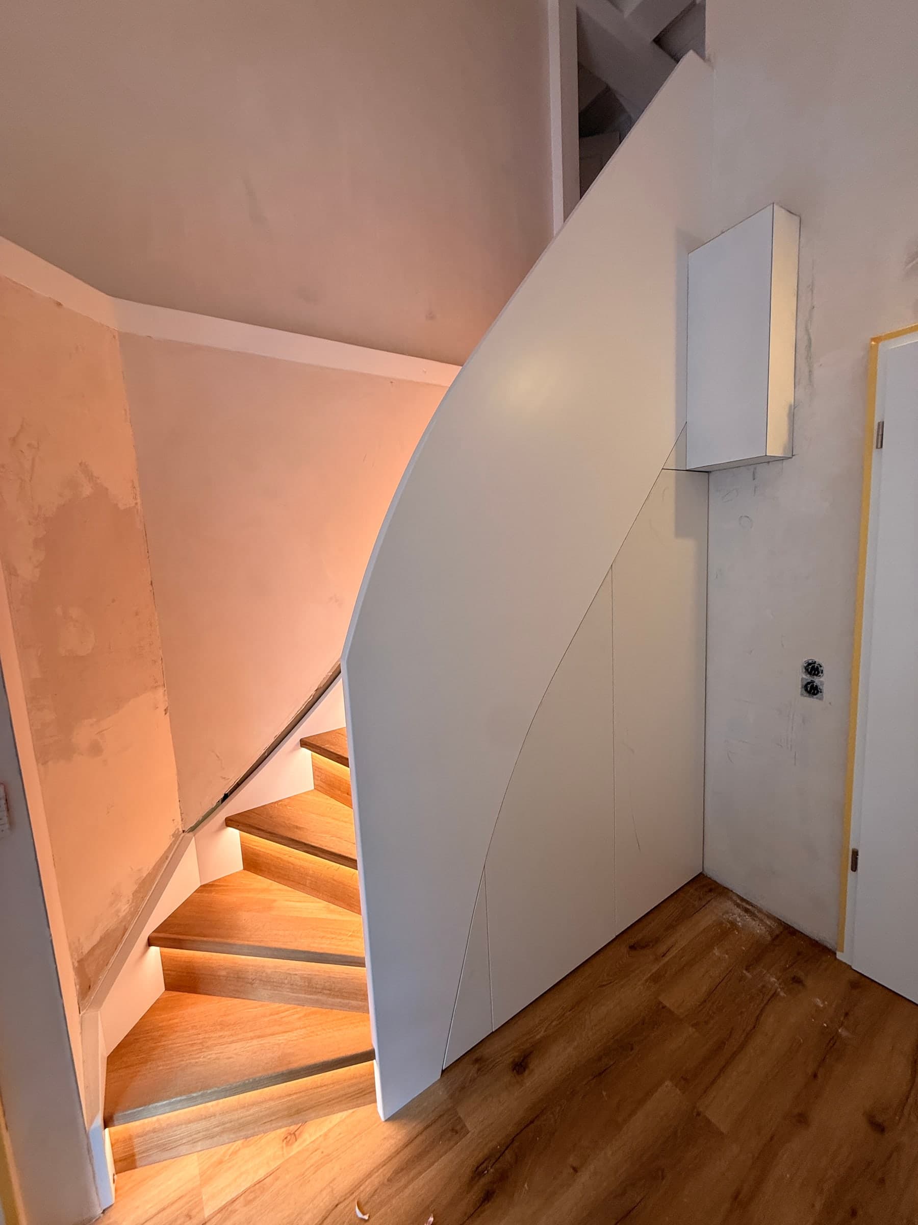 Treppe mit Wandscheibe aus Eiche — Projekt Edingen — Detail 2