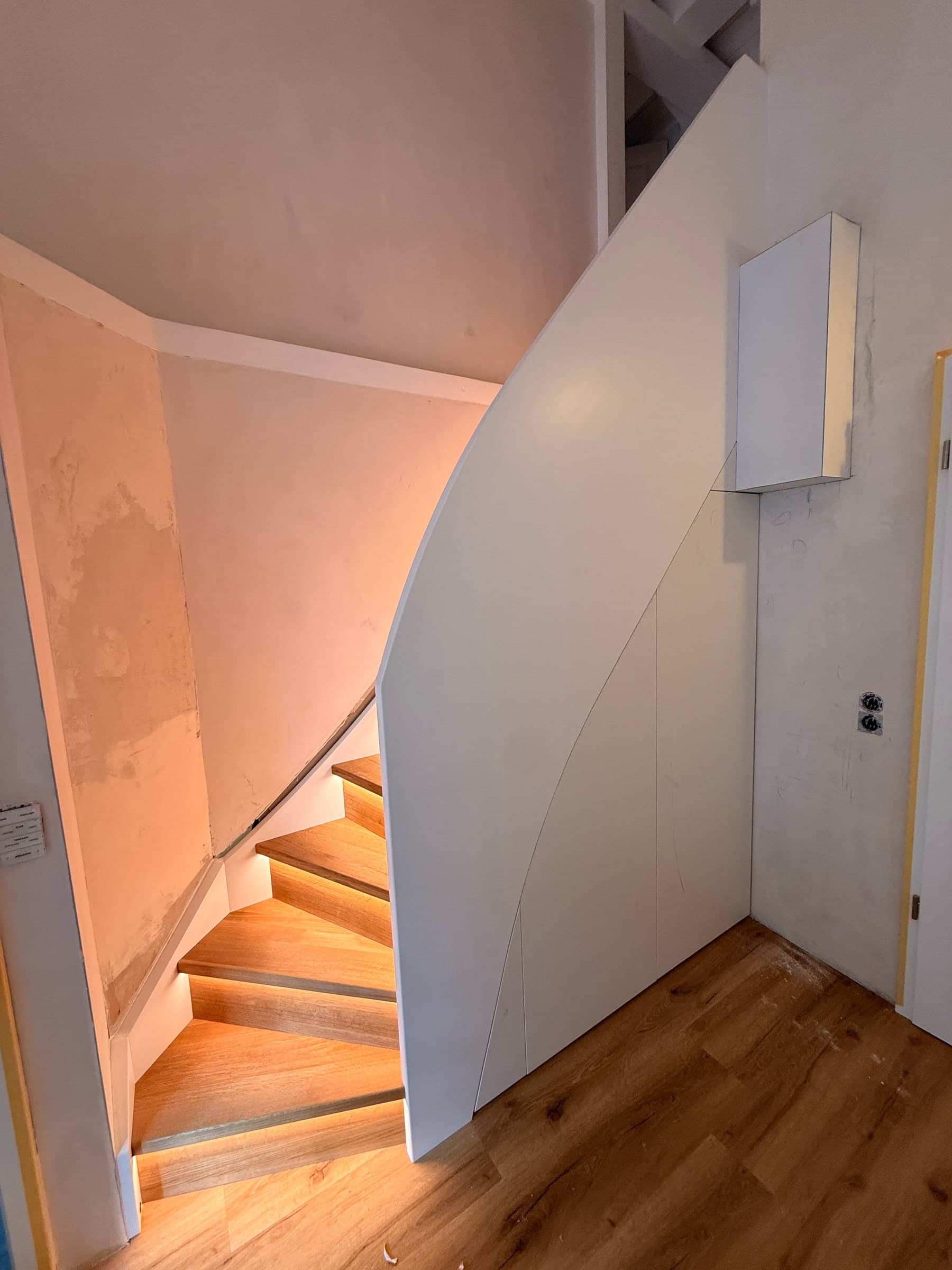 Treppe mit Wandscheibe aus Eiche — Projekt Edingen — Detail 3