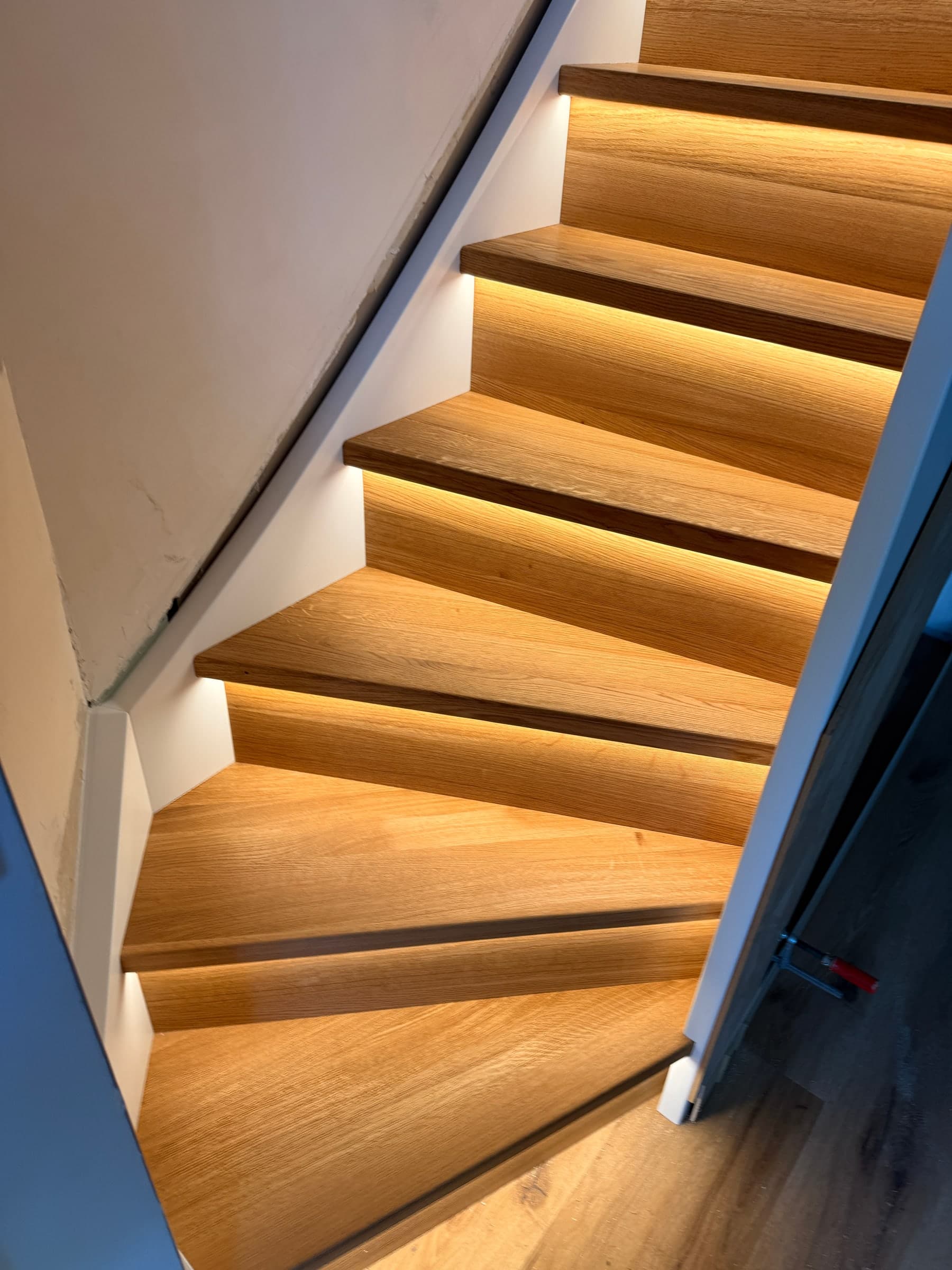 Treppe mit Wandscheibe aus Eiche — Projekt Edingen — Detail 4