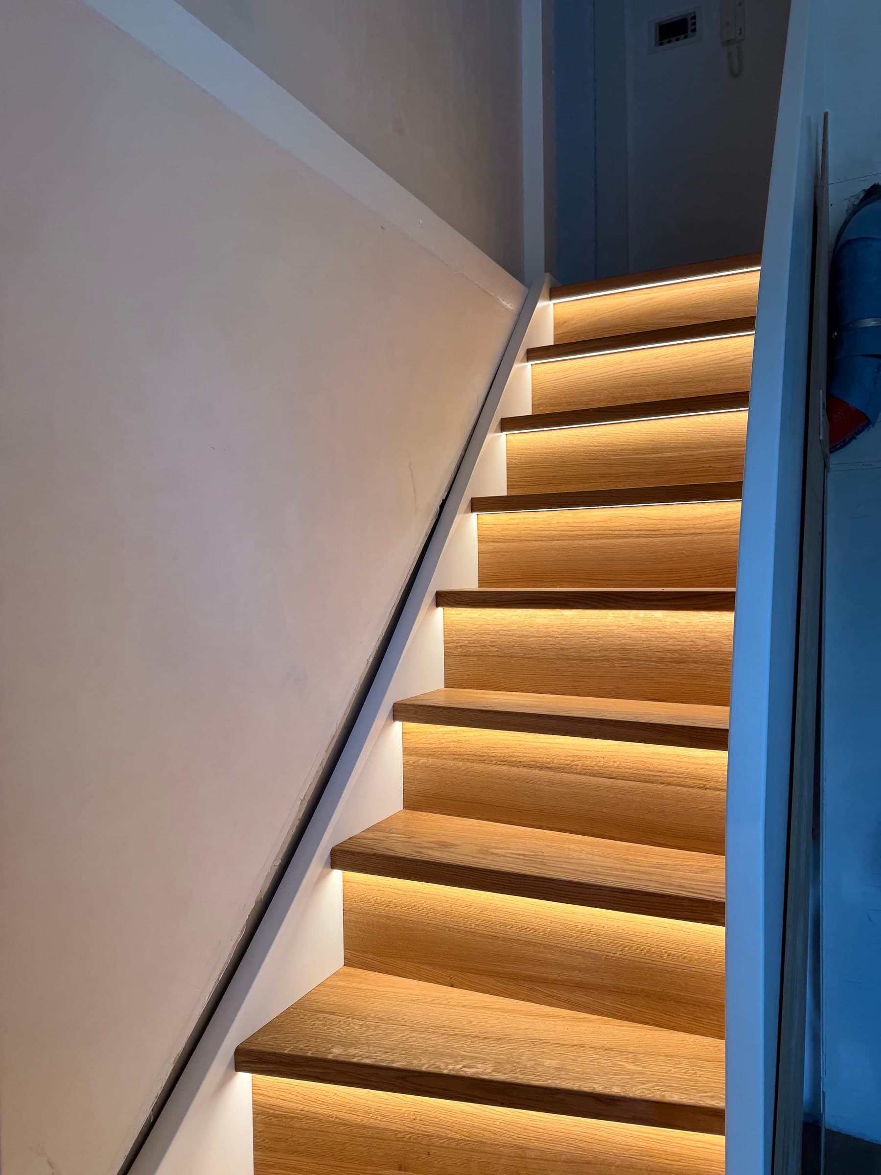 Treppe mit Wandscheibe aus Eiche — Projekt Edingen — Detail 5