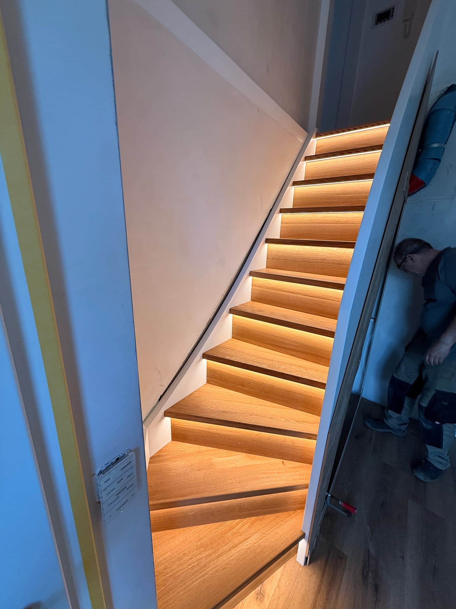 Treppe mit Wandscheibe aus Eiche — Projekt Edingen — Detail 6