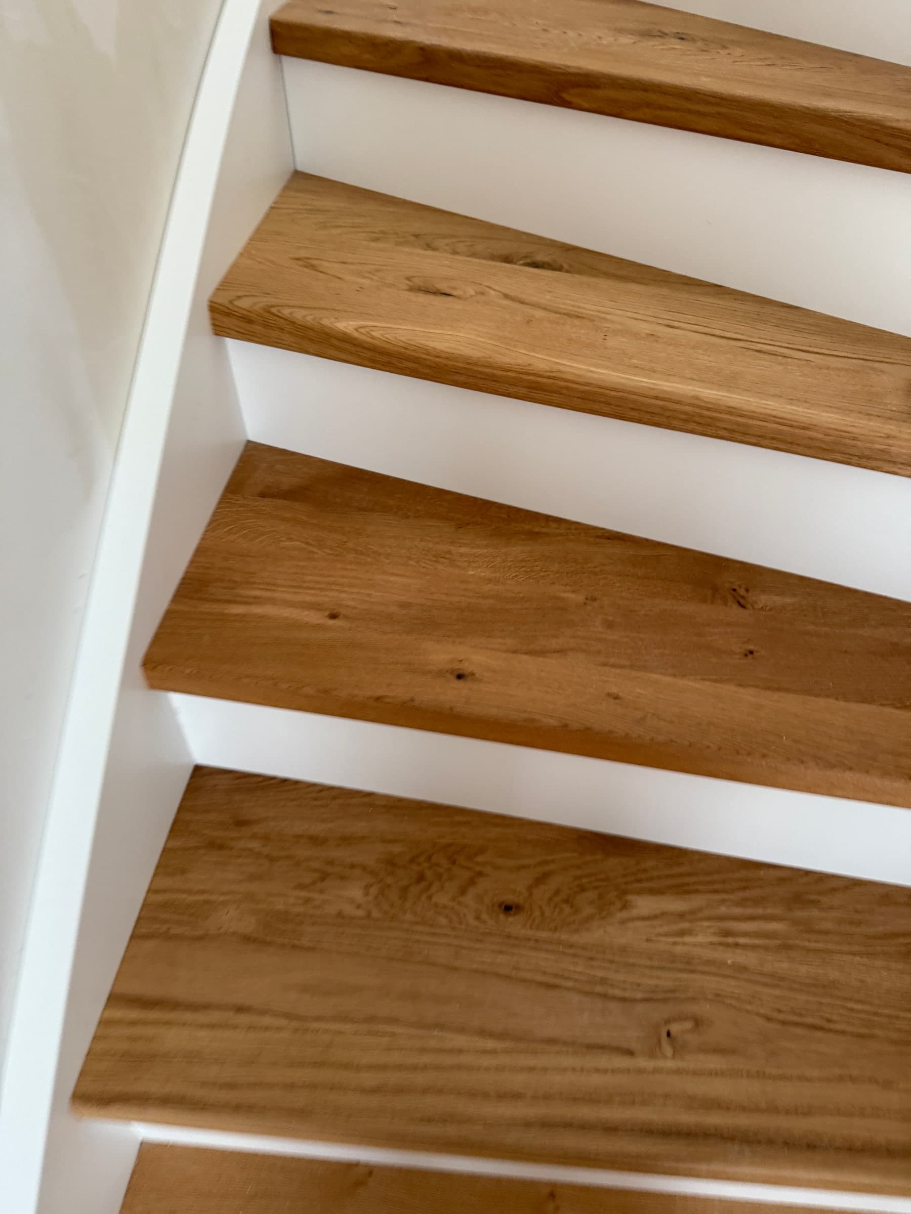 Treppe mit Wandscheibe aus Eiche — Projekt Mannheim — Detail 3