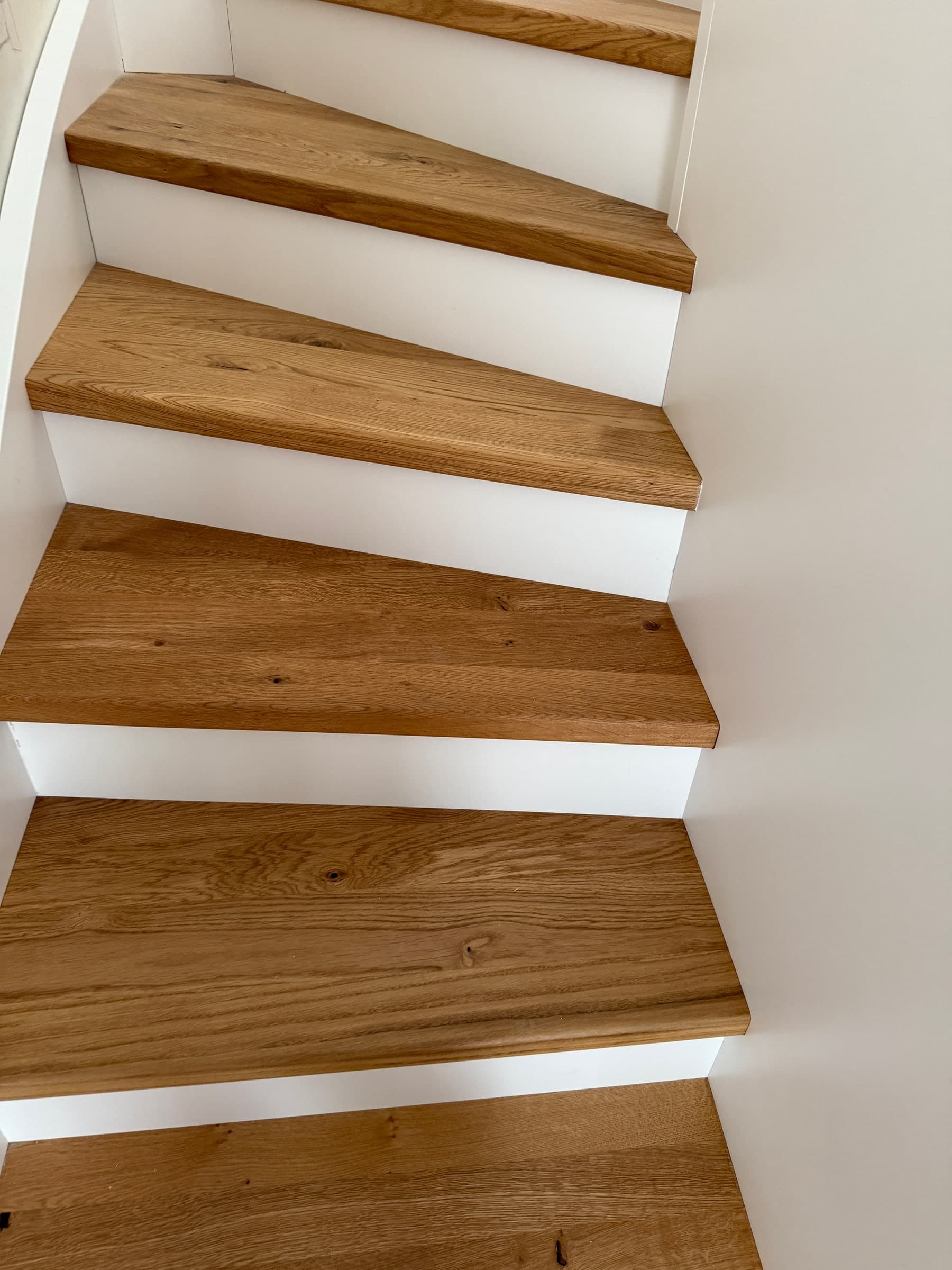 Treppe mit Wandscheibe aus Eiche — Projekt Mannheim — Detail 4