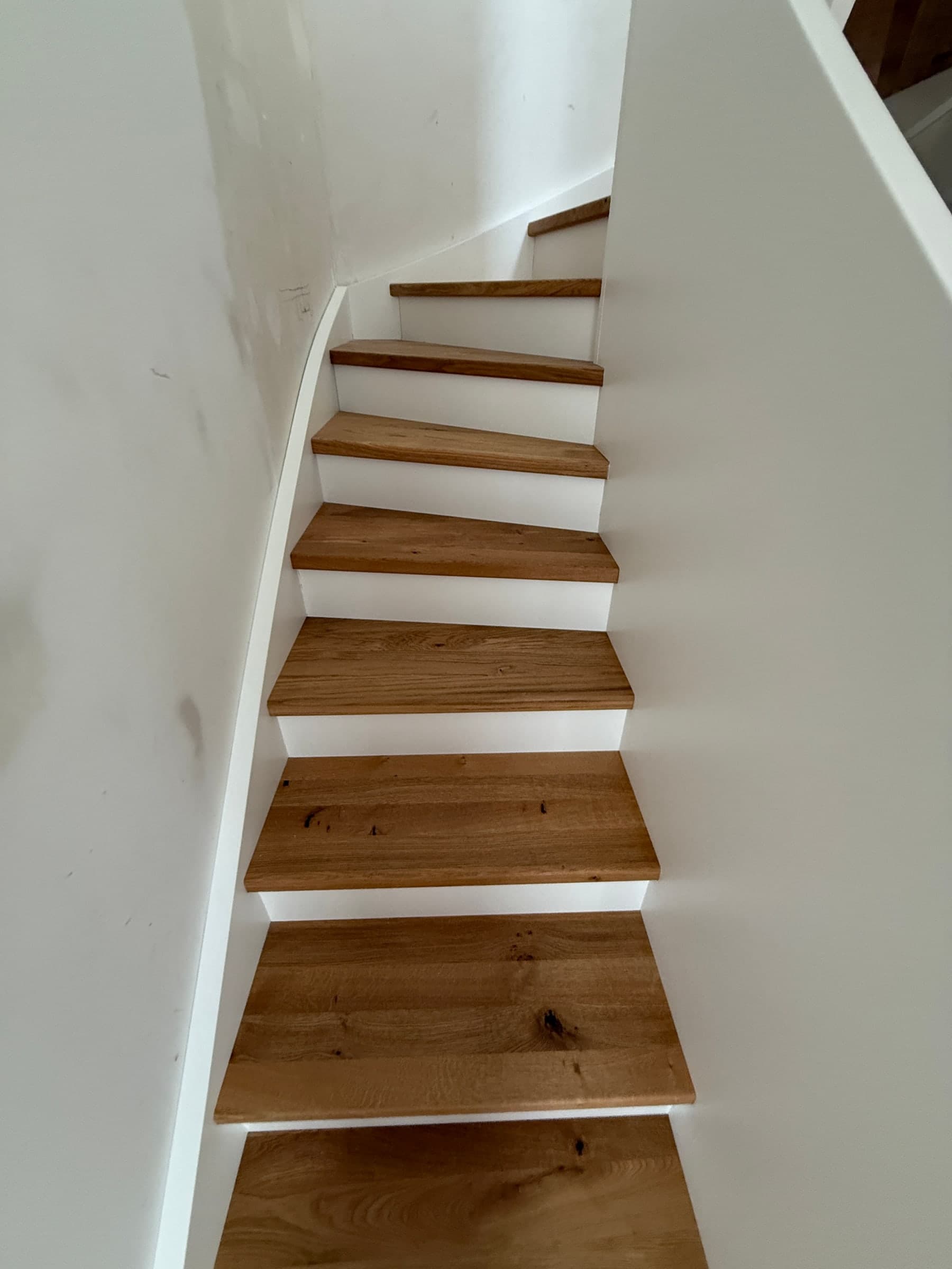 Treppe mit Wandscheibe aus Eiche — Projekt Mannheim — Detail 5