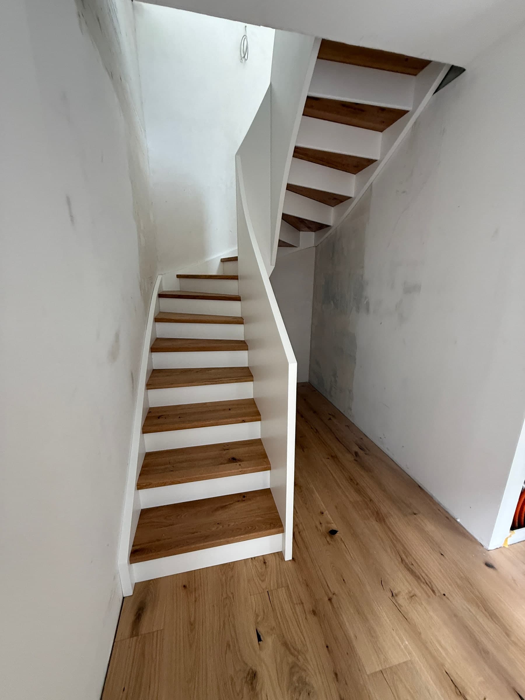 Treppe mit Wandscheibe aus Eiche — Projekt Mannheim — Detail 7
