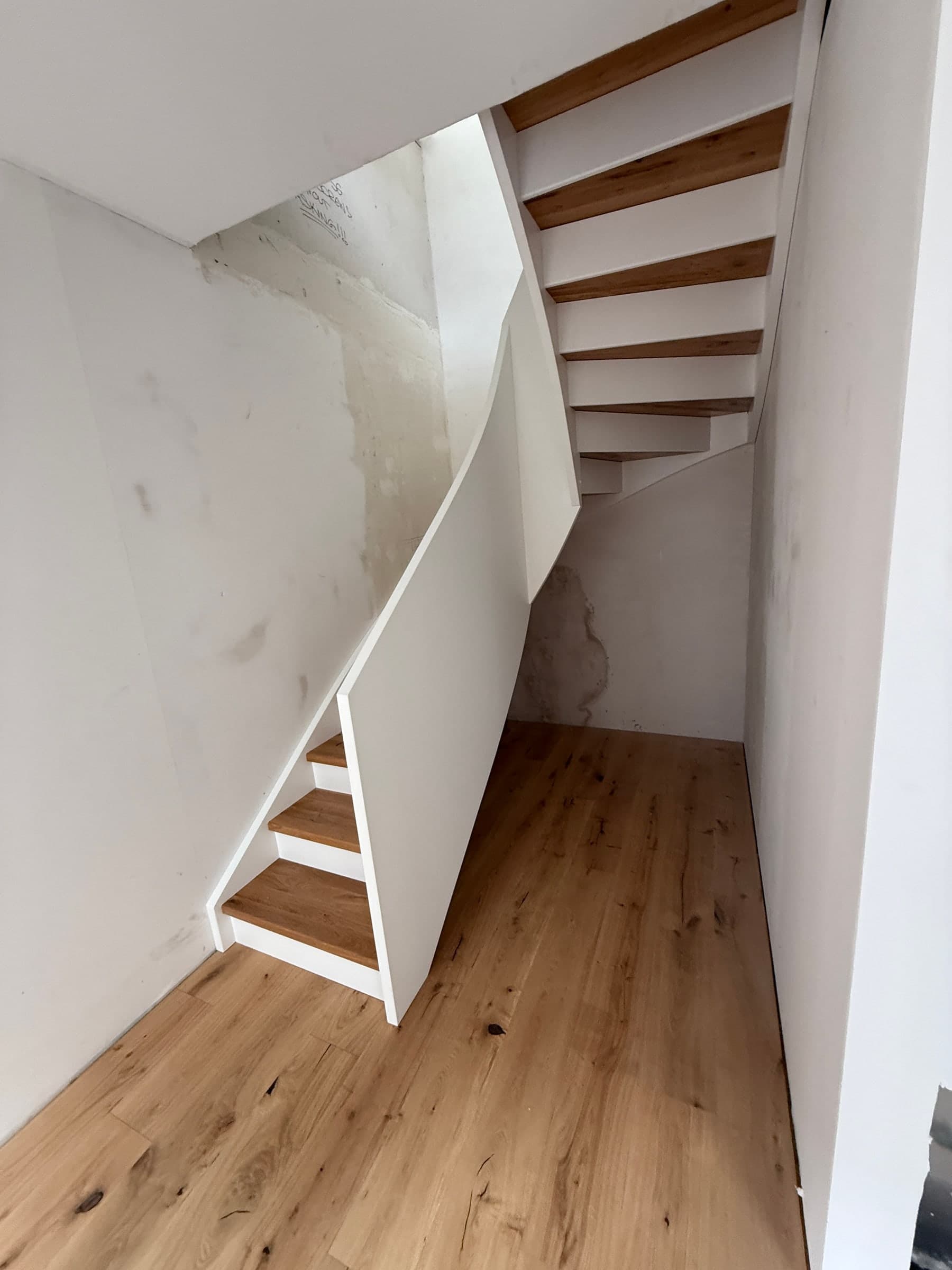 Treppe mit Wandscheibe aus Eiche — Projekt Mannheim — Detail 8