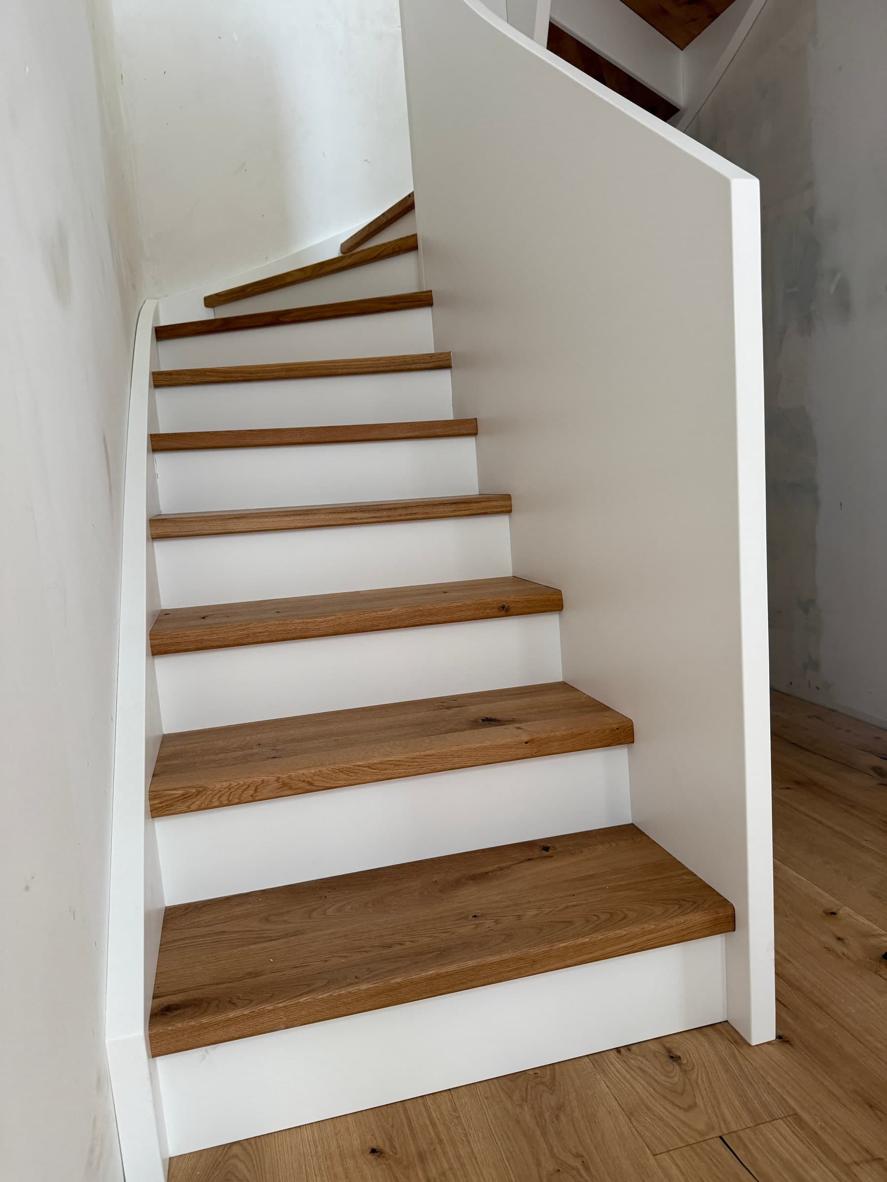 Treppe mit Wandscheibe aus Eiche — Projekt Mannheim — Detail 9