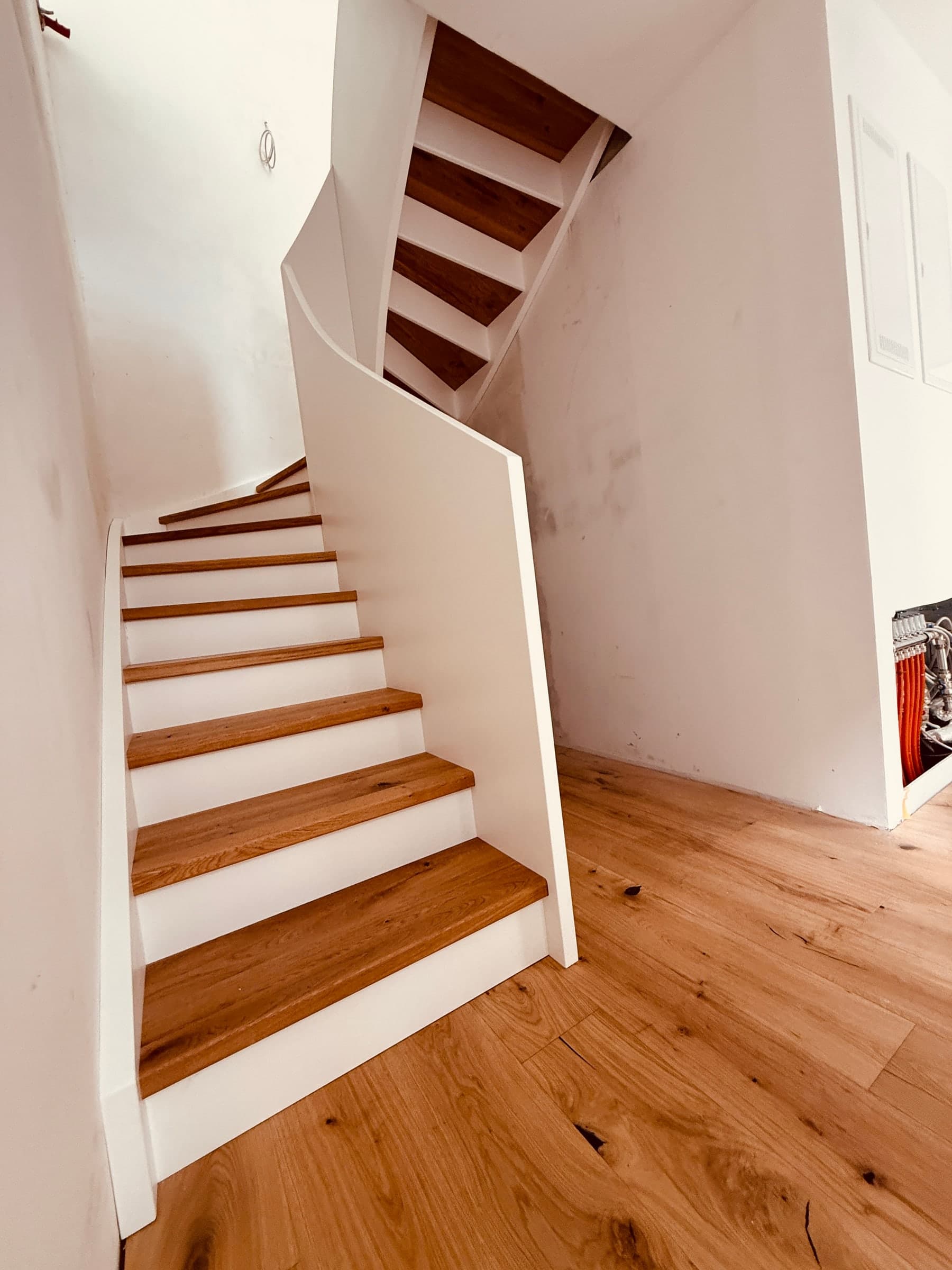 Treppe mit Wandscheibe aus Eiche — Projekt Mannheim — Detail 10